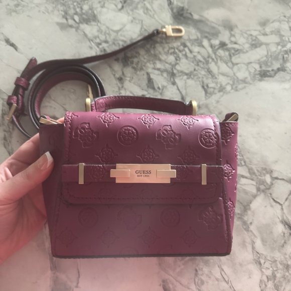 Guess Crossbody - Picture 2 of 4